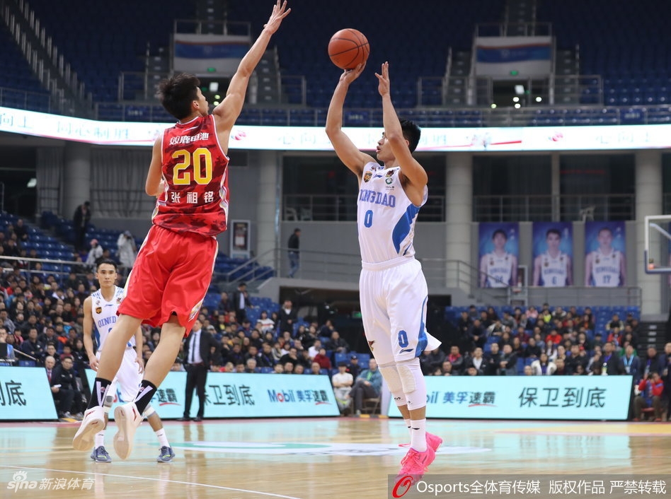 八一队年轻内线付豪在比赛中奋力卡位,他本场面对强敌砍下15分8篮板的准两双数据,是球队为数不多的亮点。