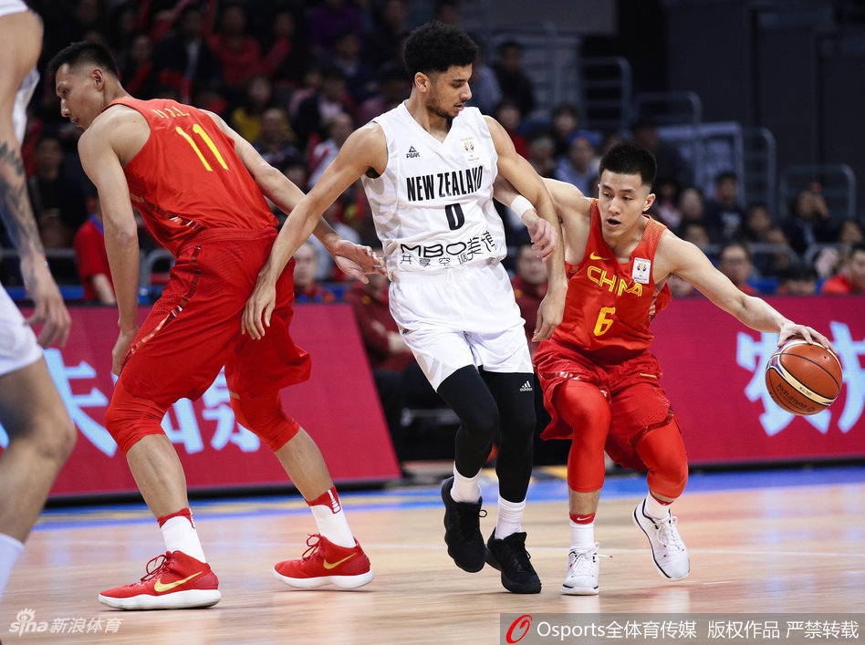 易建联面对新西兰两名防守球员的包夹，毫无惧色高高跃起，以标志性的单手劈扣完成进攻，现场气氛瞬间被点燃至最高潮。