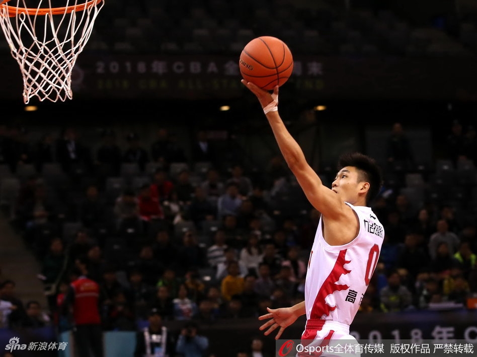 山东队球员张辉高高跃起,在空中滑翔后单手将球劈入篮筐,整个动作舒展而充满力量,引爆了替补席的激情。