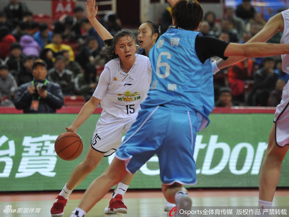 北京队前锋邵婷犹如灵动的蝴蝶穿花于八一队的防线之间，她以标志性的突破上篮，在空中舒展身体，轻巧地躲避封盖，将球稳稳放进。