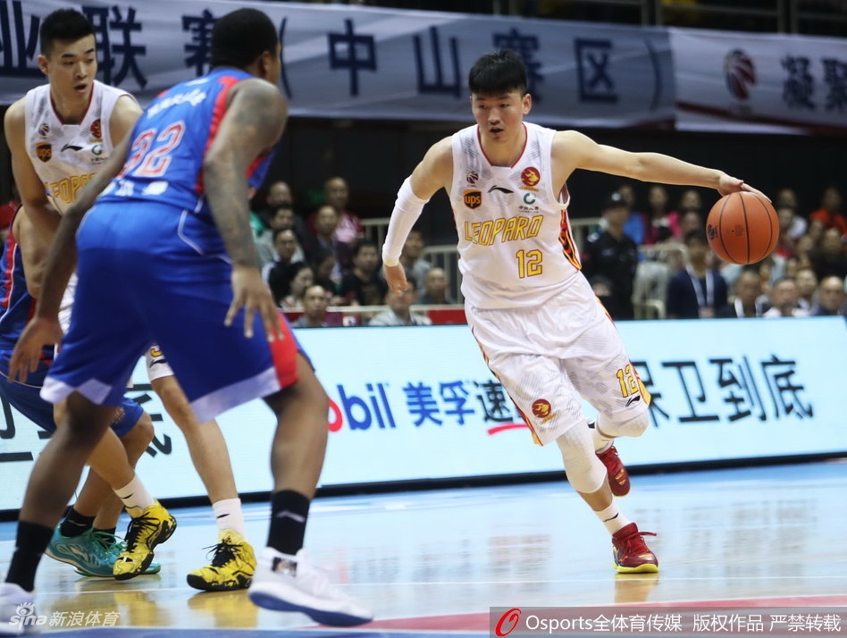 天津外援杰特面对防守人高难度后仰跳投，虽败犹荣的孤胆英雄