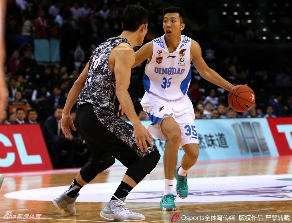 北京大学的张宁持球强行突破,他的眼神坚毅,肌肉线条在对抗中绷紧,面对防守悍将毫无惧色,将校园篮球的强硬带到职业赛场。