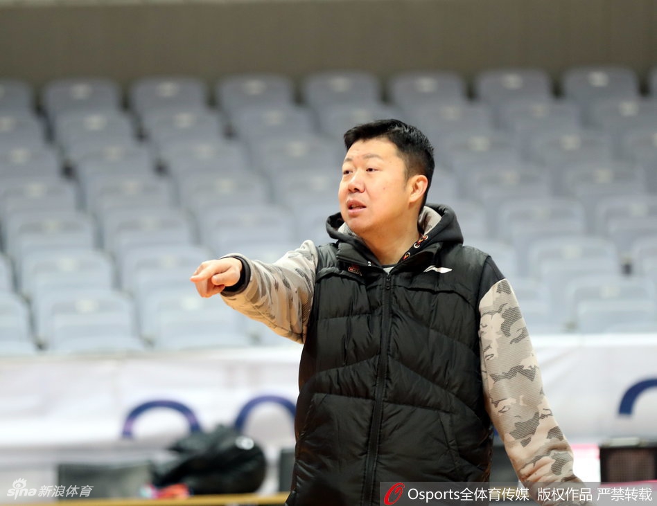 训练场上，王治郅亲自上阵，用他那教科书般的梦幻脚步为球员做示范。他灵动的步伐仿佛穿越了时空，让人依稀看到了当年那个在雅典奥运会上大帽海军上将的追风少年。