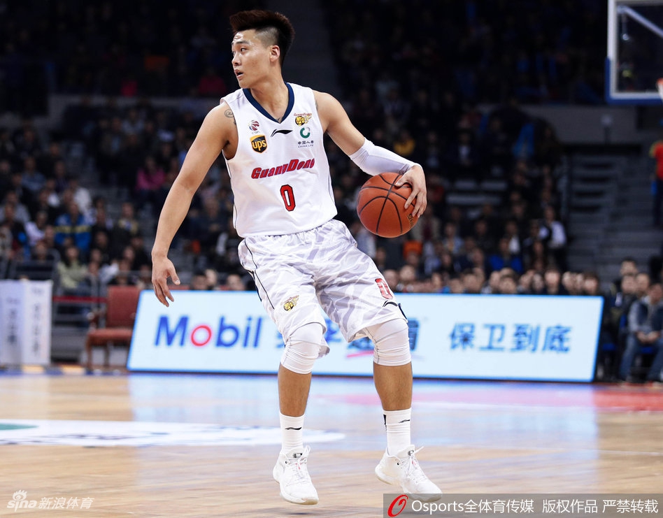 辽宁外援哈德森在快攻中高高跃起，面对空篮轻松写意地完成单手劈扣，展现了其出色的身体素质和比赛状态。