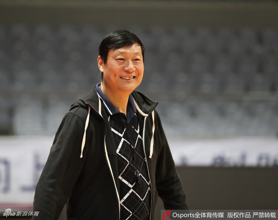 内线悍将孙桐林在低位要球,肌肉线条分明,他在对抗中强行转身,展现出了近期火热的竞技状态。