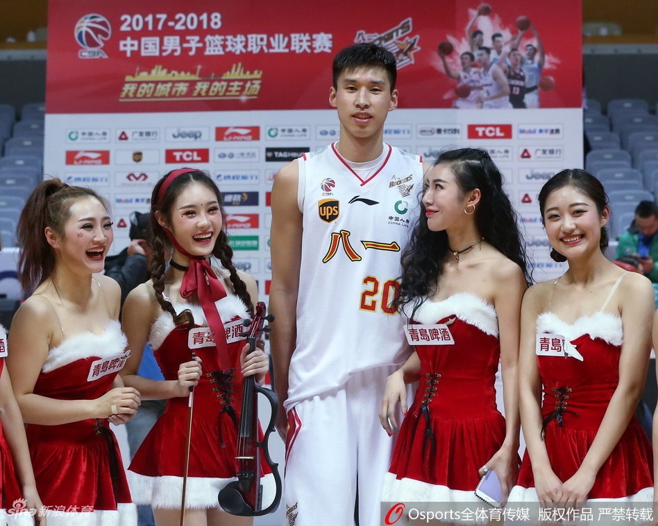 表演结束后,全体啦啦队员在场上聚拢合影,她们互相搭着肩膀,对着镜头露出最灿烂真挚的笑容,汗水在灯光下闪闪发光,这一刻的青春与友谊,定格成了八一主场永恒的记忆。