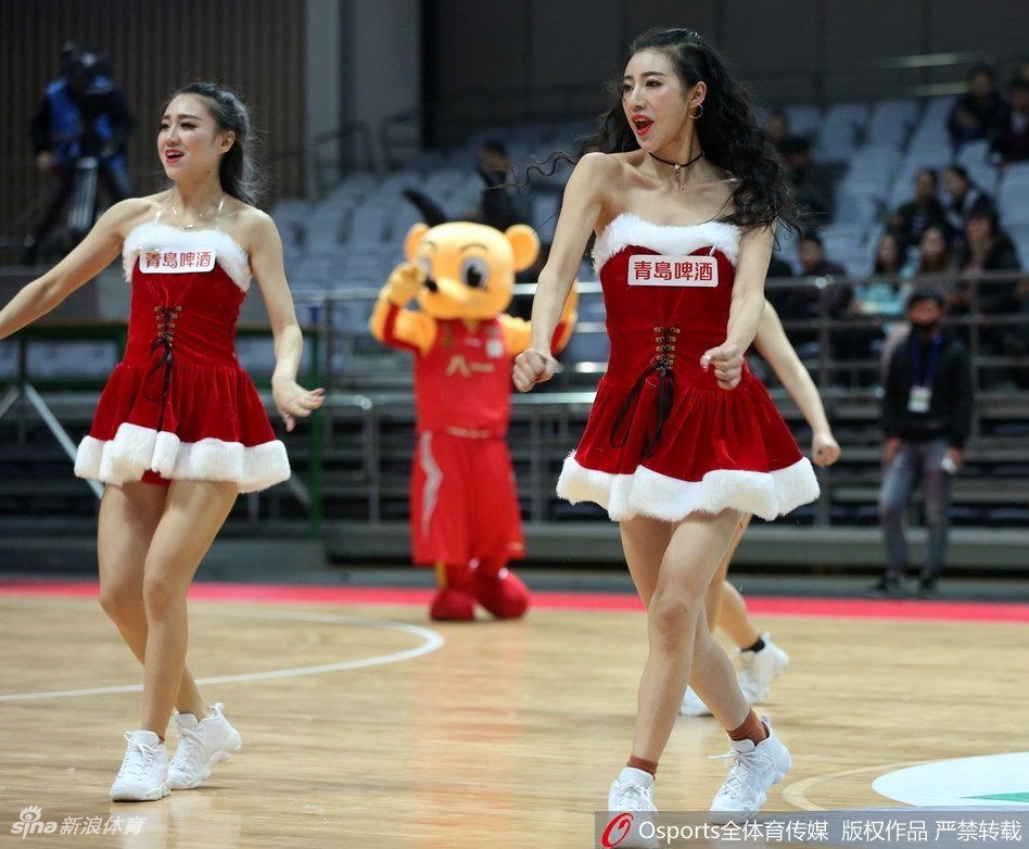 八一队主场灯光下,篮球宝贝们身着亮色表演服,整齐划一地跃起,发丝在空中划出活力的弧线,笑容如阳光般灿烂,瞬间点燃了整个雅戈尔体育馆的激情。