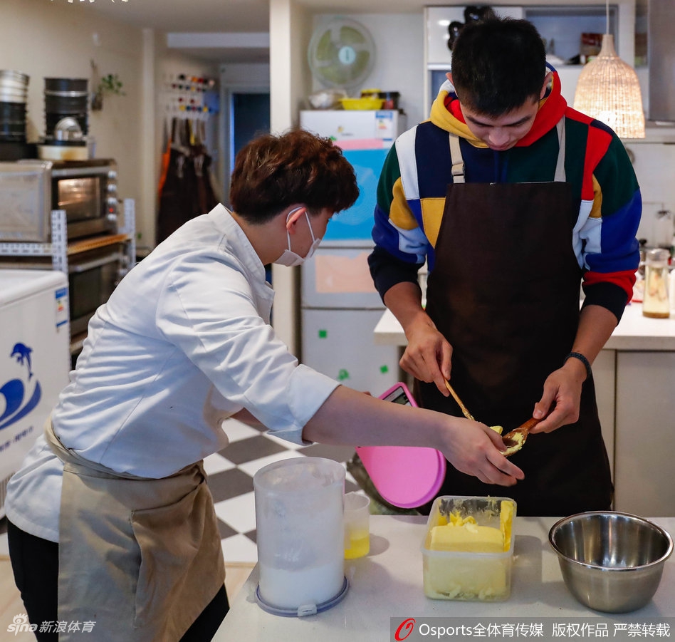 方硕小心翼翼地将刚刚烤好的饼干从烤盘中取出,金黄酥脆的饼干散发着诱人香气,他的脸上洋溢着收获般的满足笑容。