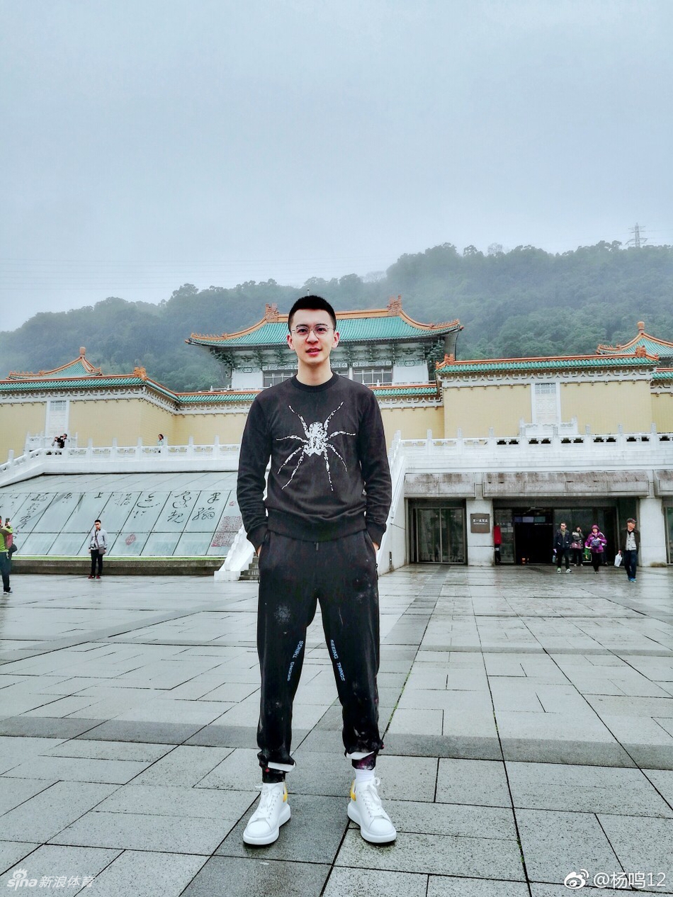 功勋外援哈德森在热身赛中神情专注，紧咬球衣，他的精彩发挥是辽篮能够在落后13分的情况下最终逆转取胜的关键先生。