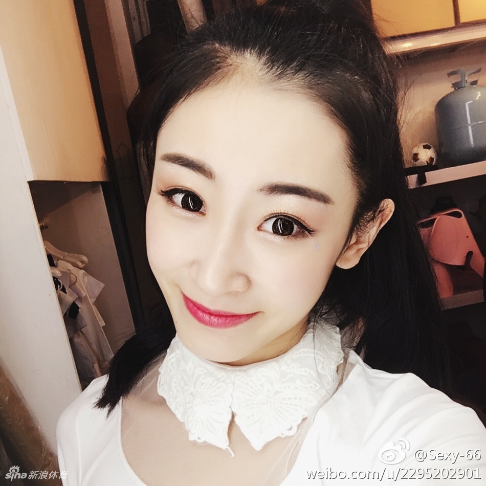 镜头特写下的小雯，五官清秀可人，甜美的笑容如同春风一般，让人感受到青春无敌的魅力。