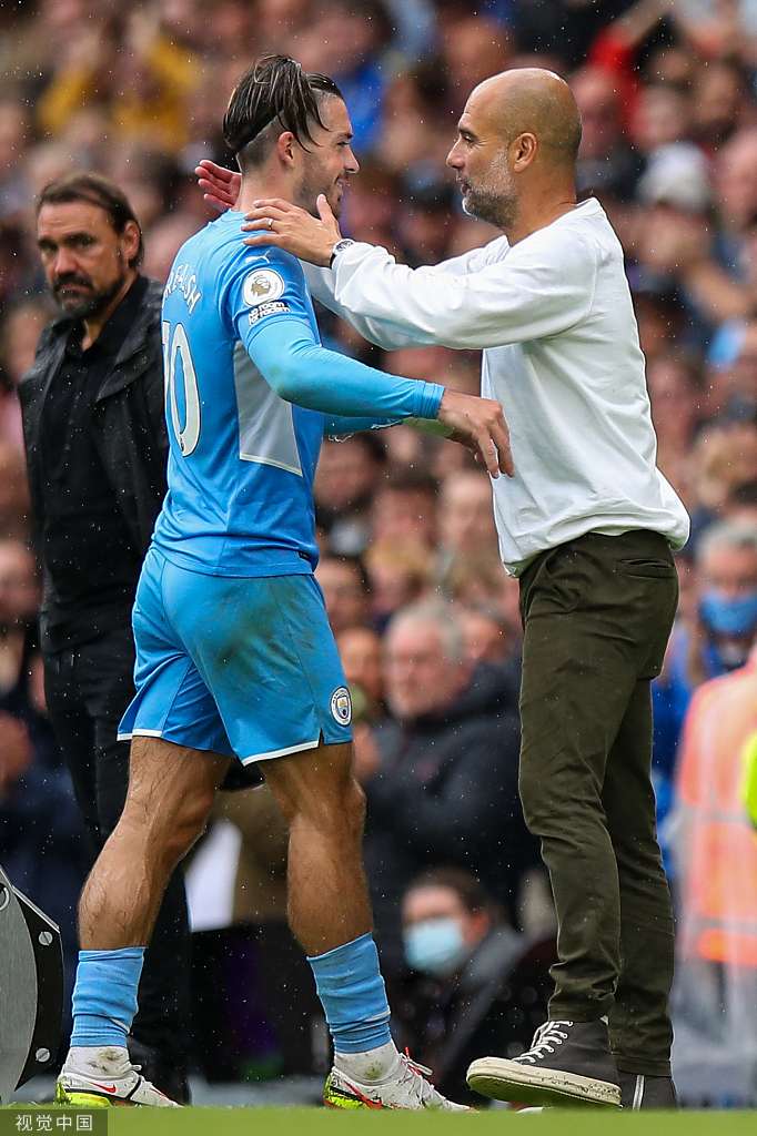 热苏斯在边路送出一记势大力沉的传中球，皮球在空中高速旋转，他专注的神情预示着一次极具威胁的进攻即将转化为队友的射门