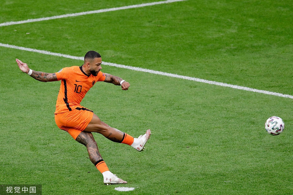 邓弗里斯在进球后激动地挥拳怒吼，他的身后是同样欣喜若狂的队友马伦，两人共同庆祝这粒锁定胜局的进球。