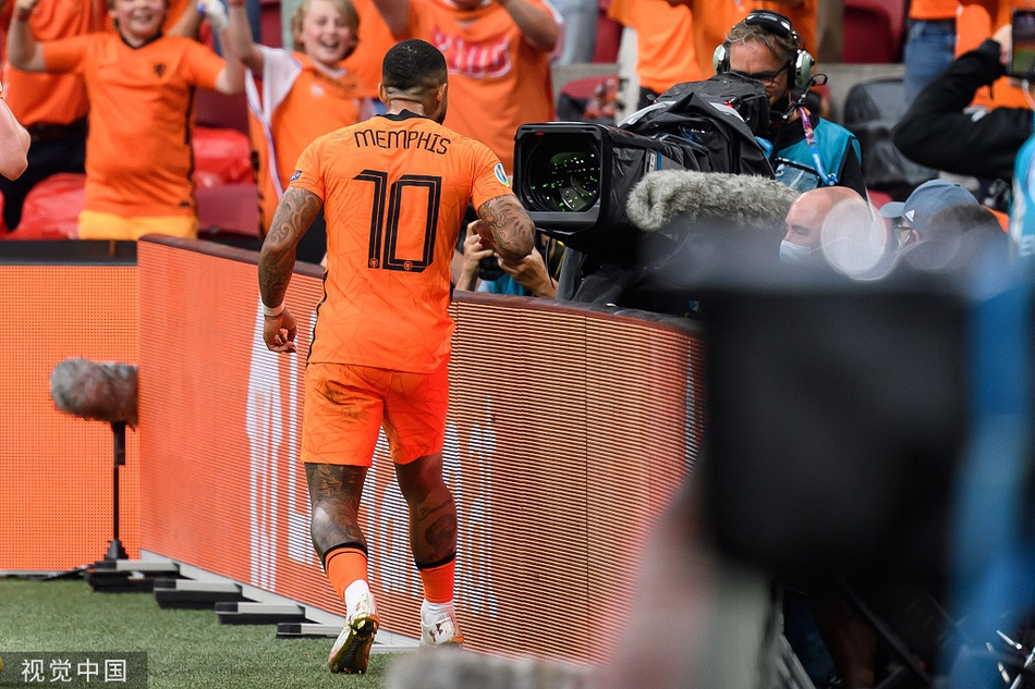 邓弗里斯在门前机敏包抄，抢在防守球员之前将球推入网窝，镜头捕捉到了足球即将越过门线的决定性瞬间。