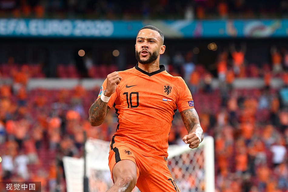 德佩在比赛中全神贯注地盘带突破，奥地利防守球员紧紧跟随，试图用身体对抗阻止他的前进。