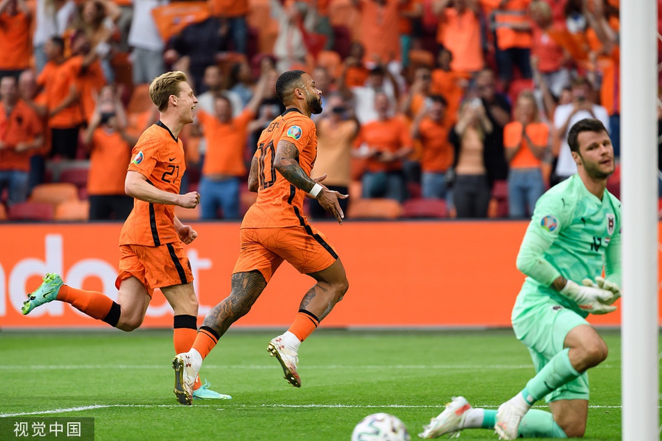 奥地利核心阿拉巴在防守中与荷兰高中锋韦格霍斯特激烈拼抢，身体对抗的火花清晰可见。