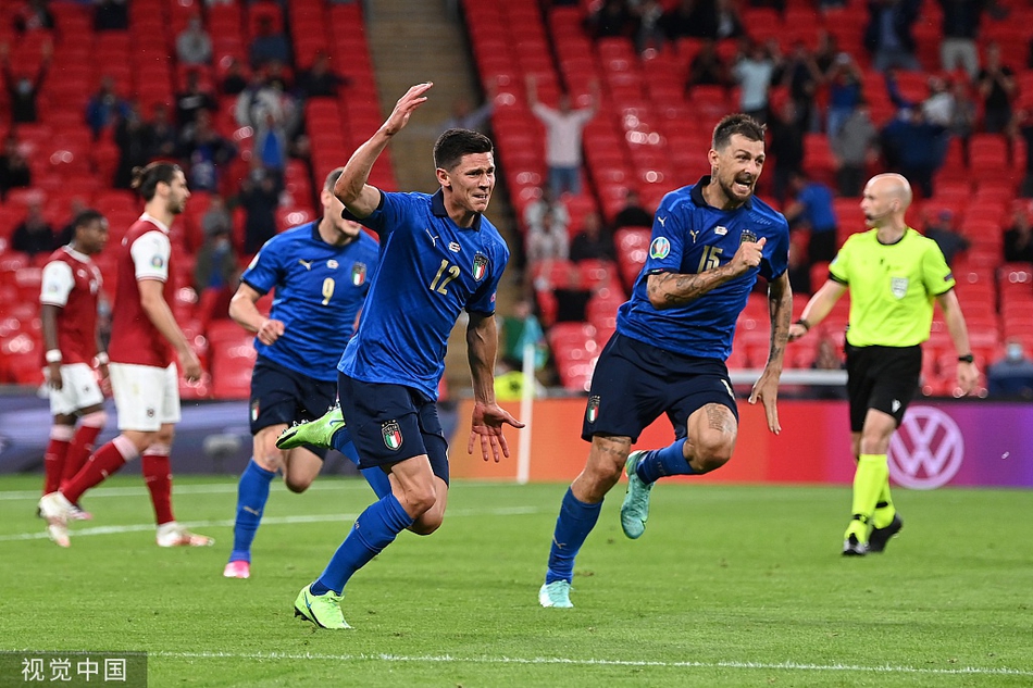 意大利主帅曼奇尼在赛后握拳振臂，激动之情溢于言表，他的眼神望向远方，仿佛已经看到了球队通往决赛的光辉道路。