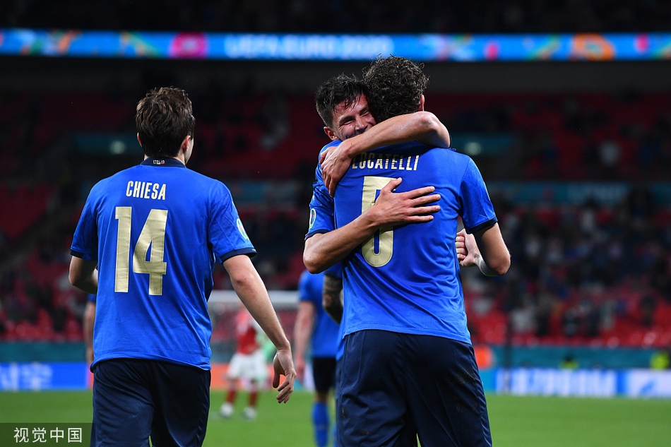 卡拉季奇高高跃起头球破门瞬间，他巨大的身影在球门线前显得势不可挡，皮球狠狠砸进网窝，为奥地利队保留了最后一丝希望。