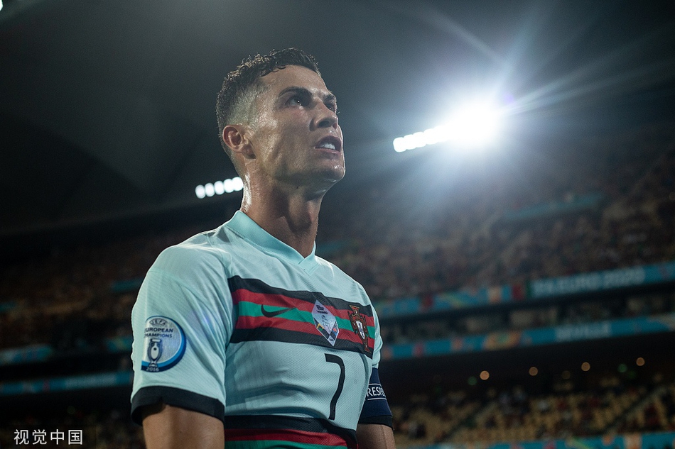 比利时队小阿扎尔远射破门瞬间，皮球划过一道诡异弧线直奔葡萄牙队球门死角，门将帕特里西奥奋力舒展身体却鞭长莫及，整个球门背后的看台瞬间沸腾