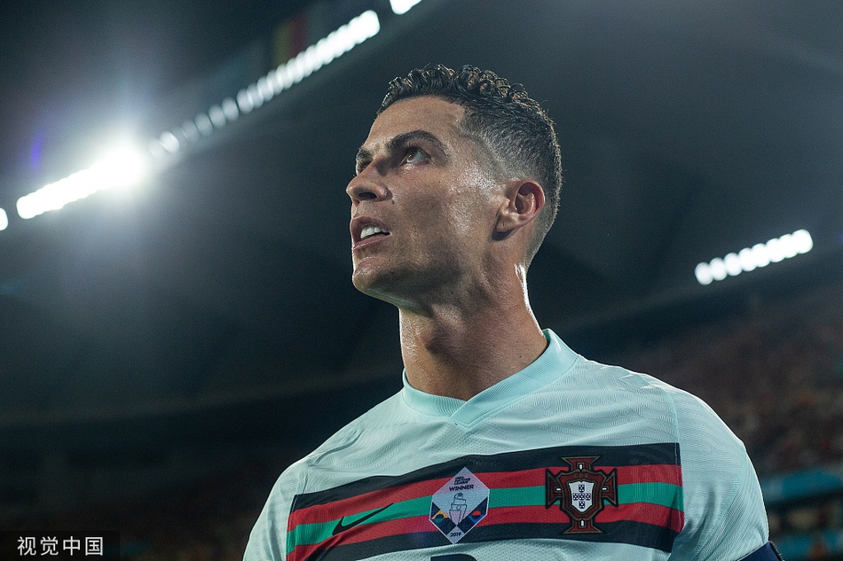 终场哨响后，葡萄牙队长C罗难掩失望与沮丧，他一把扯下手臂上的队长袖标，狠狠地摔在绿茵草坪上，袖标在草皮上微微弹起，定格了这一刻的不甘与愤懑