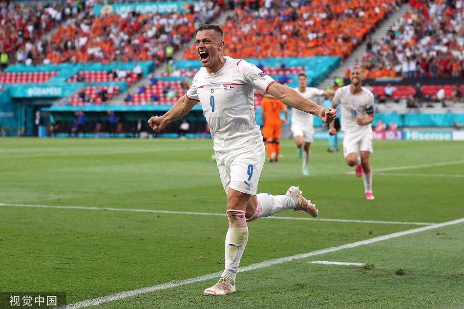 在布达佩斯的烈日炙烤下，荷兰队的维纳尔杜姆与捷克悍将绍切克在中场展开了一场无形的肉搏战，橙衣军团的进攻发动机在这片泥沼中艰难空转。