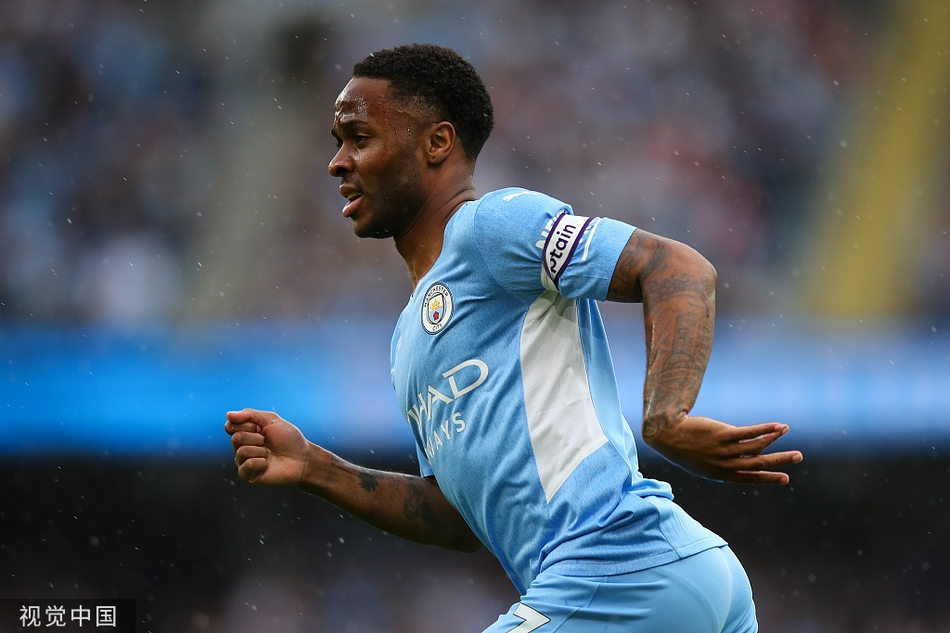 马赫雷斯停球后冷静兜射，足球划过美妙弧线飞向远角，他的动作舒展优雅，仿佛在绿茵场上完成了一件精雕细琢的艺术品