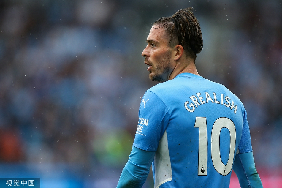 曼城多名球员在对方禁区内错落有致地跑位接应，攻防瞬间的张力被镜头凝固，彰显出球队行云流水般的进攻层次与默契