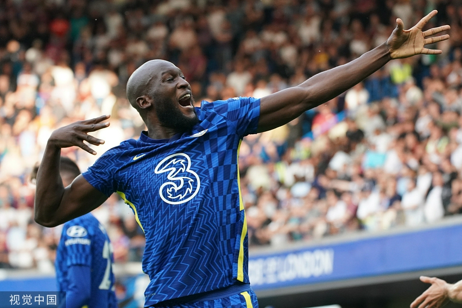 卢卡库在维拉公园的禁区前沿，用一记冷静的低射，洞穿了对手球门，这是他回归切尔西后献给新东家的首个主场进球，庆祝的怒吼点燃了整个斯坦福桥。