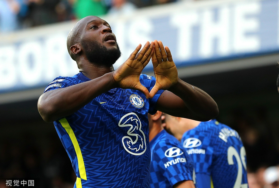 萨乌尔在场上与维拉中场麦金进行激烈拼抢，这是他为切尔西出战的英超首秀，虽然表现略显挣扎，但积极的拼抢态度依然可见。