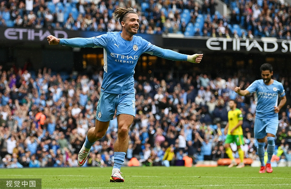 伊蒂哈德球场的璀璨夜空下，曼城众将簇拥庆祝，蓝色球衣在灯光下闪耀，胜利的喜悦与自豪洋溢在每个人的脸上