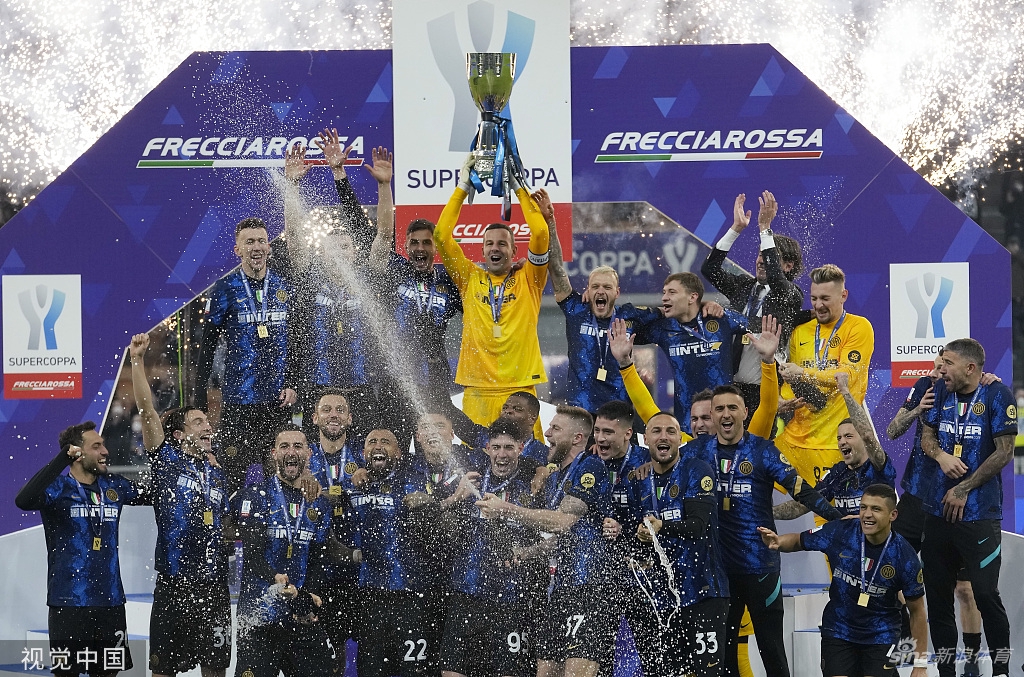 桑切斯打入绝杀球后张开双臂狂奔庆祝，身后是目瞪口呆的尤文图斯后卫和沸腾的梅阿查球场看台