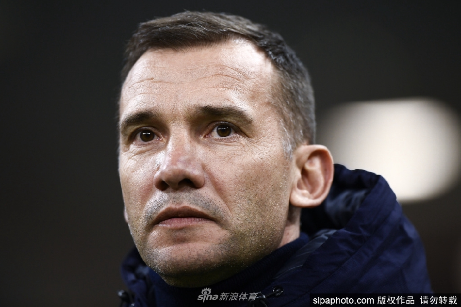 舍甫琴科眉头紧锁，站在热那亚队训练场边，专注地凝视着场上球员，手中紧握战术板，尽显主帅的思索与压力