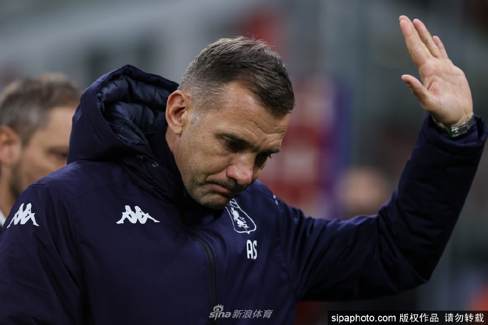 舍甫琴科在热那亚新闻发布会上面容沉静，双手交握置于桌前，眼神坚定地面对媒体，正式开启全新执教篇章