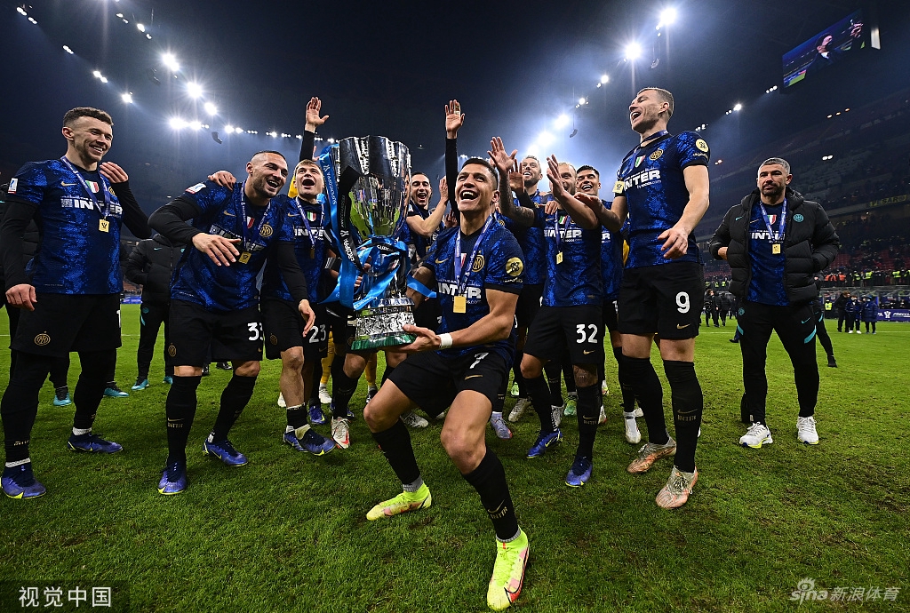 比赛开始前，双方球员列队入场，圣西罗球场看台上座无虚席，球迷组成的巨幅Tifo营造出火爆氛围