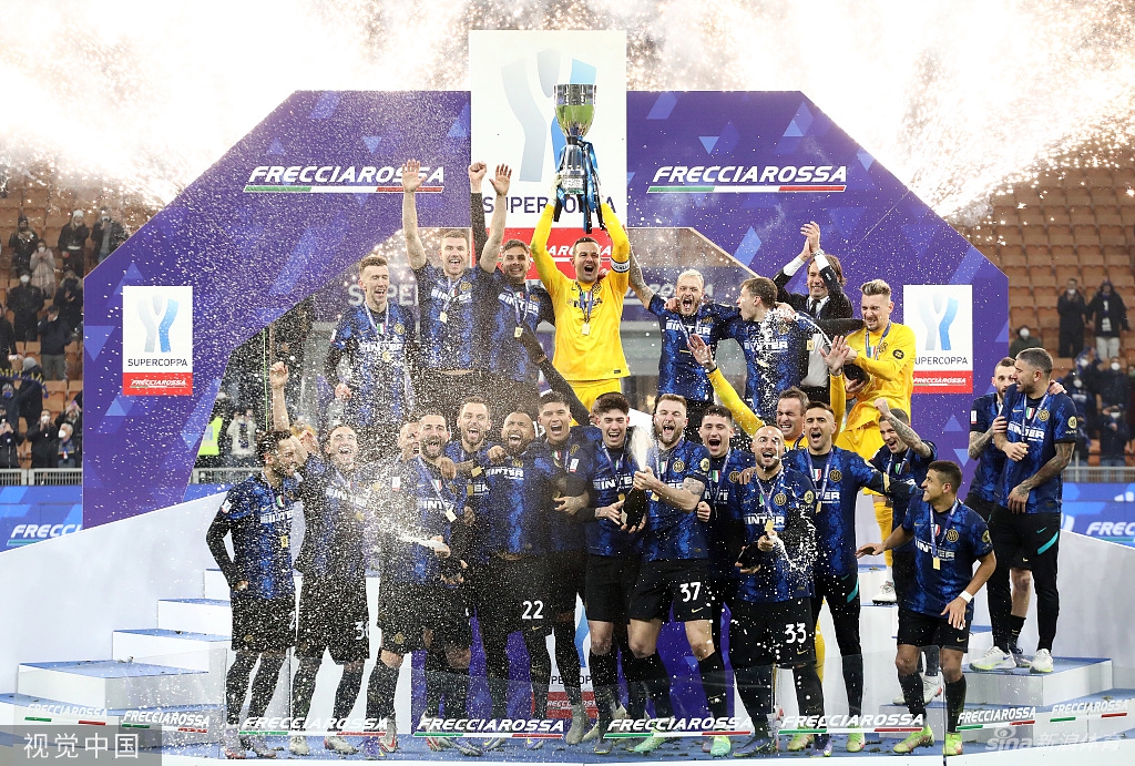 国际米兰全队在颁奖典礼上紧紧簇拥着冠军奖杯，主教练小因扎吉被弟子们团团围在中央，众人脸上洋溢着狂喜