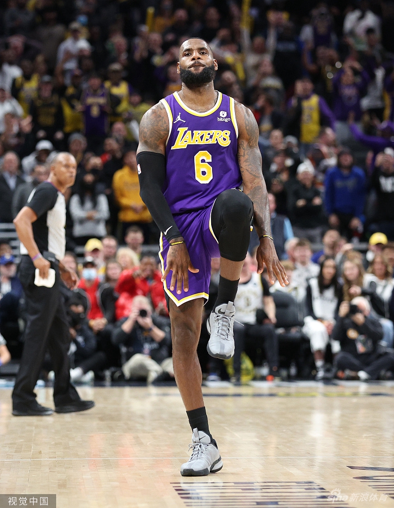 庆祝动作也是重现球场;在一个关键三分进球后,詹姆斯还跳起了类似nba