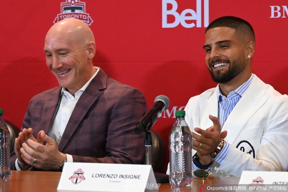 因西涅面带微笑向到场观众致意，身后是巨幅的多伦多FC队徽背景板