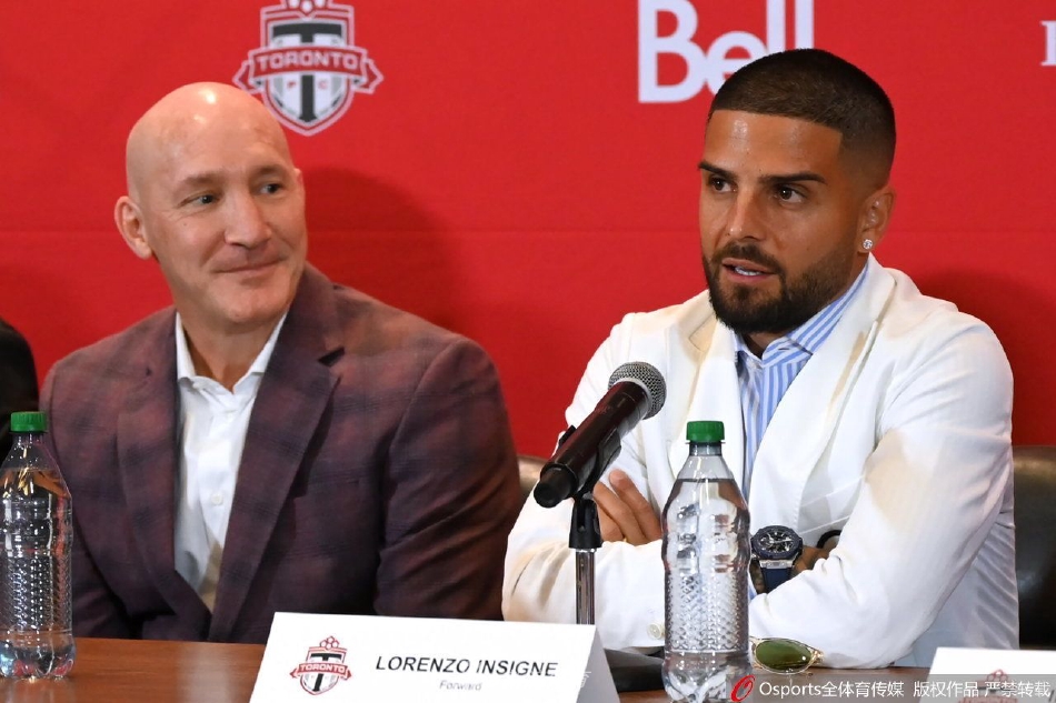 因西涅手持多伦多FC24号球衣向媒体展示，脸上洋溢着自信与期待的笑容