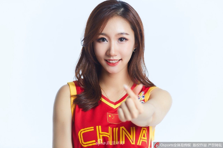 最后一张合影中，宝贝们簇拥在一起，对着镜头展现出最真挚的笑容，她们身后是湛蓝的天空，身前是满满的祝福。这份青春的力量，将永远是中国男篮最温暖的第十二人。