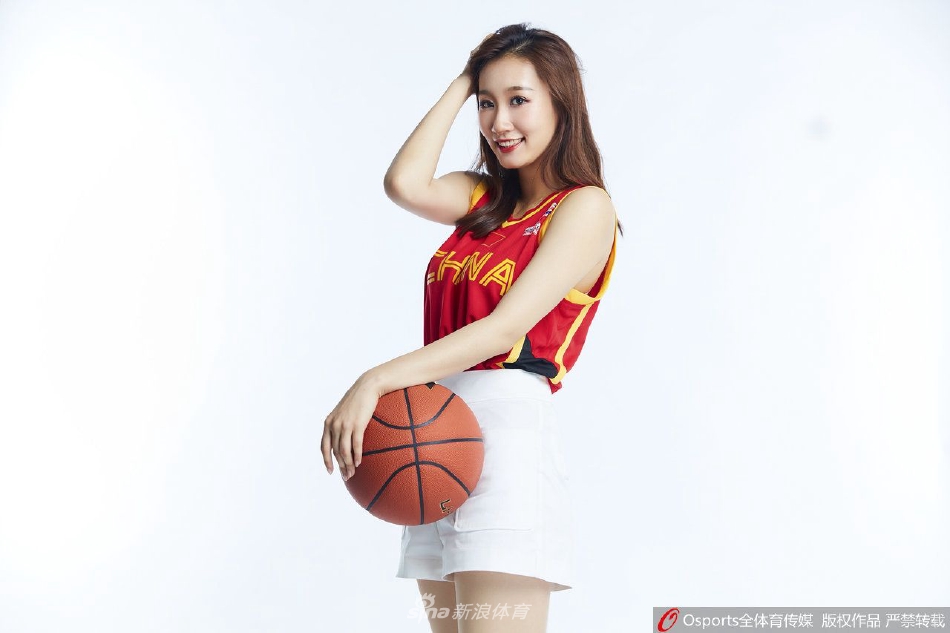 两位宝贝亲密地凑在一起，对着镜头俏皮地眨眼比心，她们青春洋溢的脸庞和充满活力的姿态，让人瞬间联想到赛场休息时那欢快热烈的气氛。