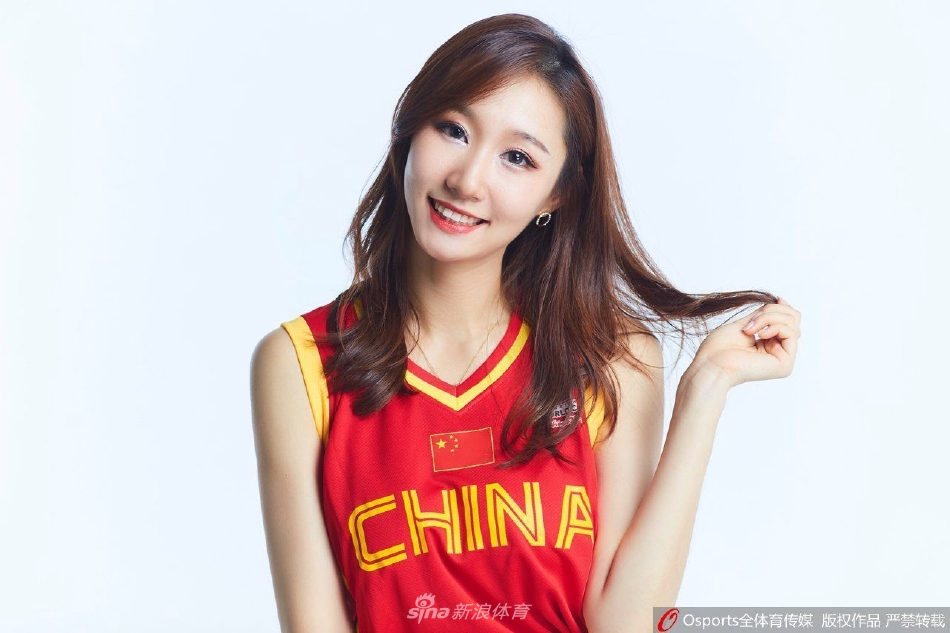 四位宝贝并肩而立，她们伸出大拇指，用最经典的手势为中国男篮的小伙子们点赞。阳光洒在她们自信的脸庞上，仿佛在说：无论胜负，我们与你们同在。