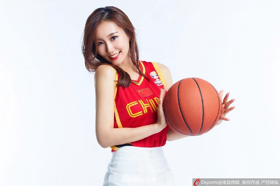 一位扎着高马尾的宝贝手持助威花球，在镜头前展现出动感十足的舞姿瞬间，飞扬的发丝和灿烂的笑容，将篮球宝贝特有的活力与激情定格成了永恒。