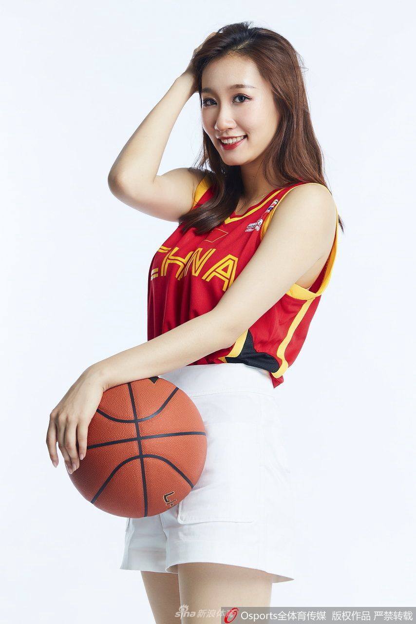 一名队员单手托腮，眼神温柔而坚定地望着镜头，身后是夏日明媚的光影，她的这份沉静与优雅，展现了篮球宝贝在动感活力之外的另一种魅力。