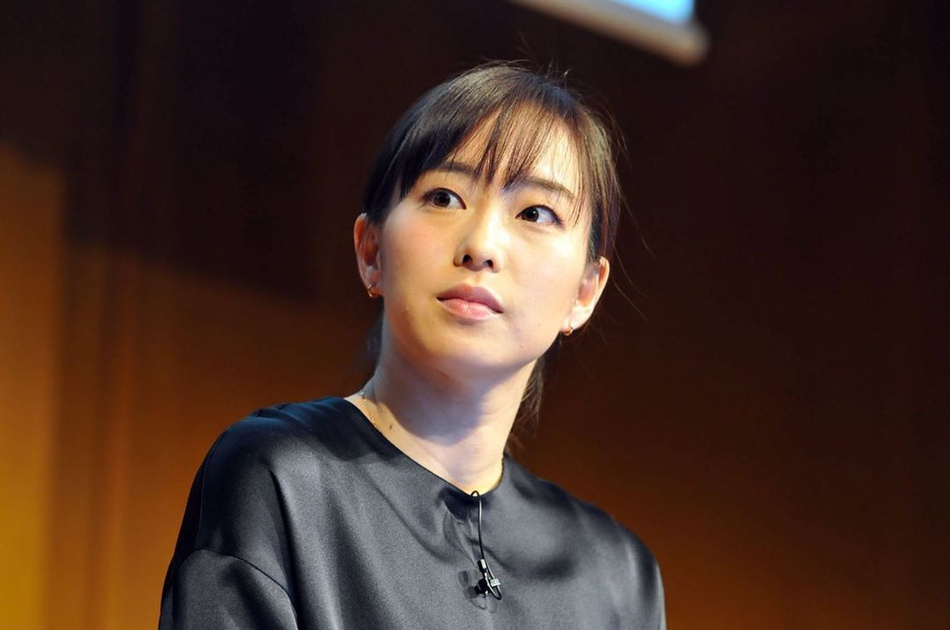 石川佳纯穿黑色礼服秀美恬静_高清图集_新浪网