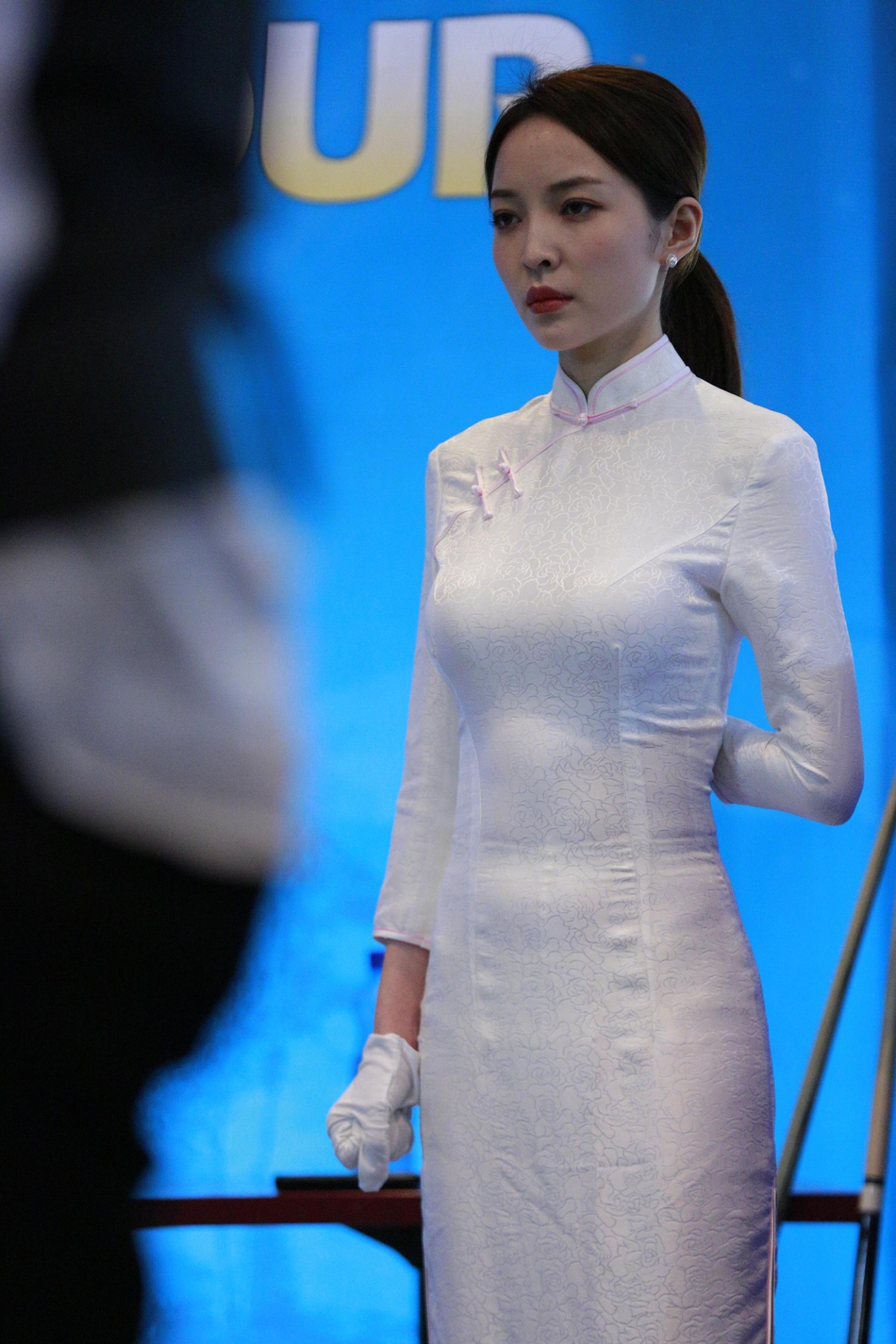 中式台球美女裁判王钟瑶一抹白色旗袍的曼妙身姿,古典浪漫,令人幻如