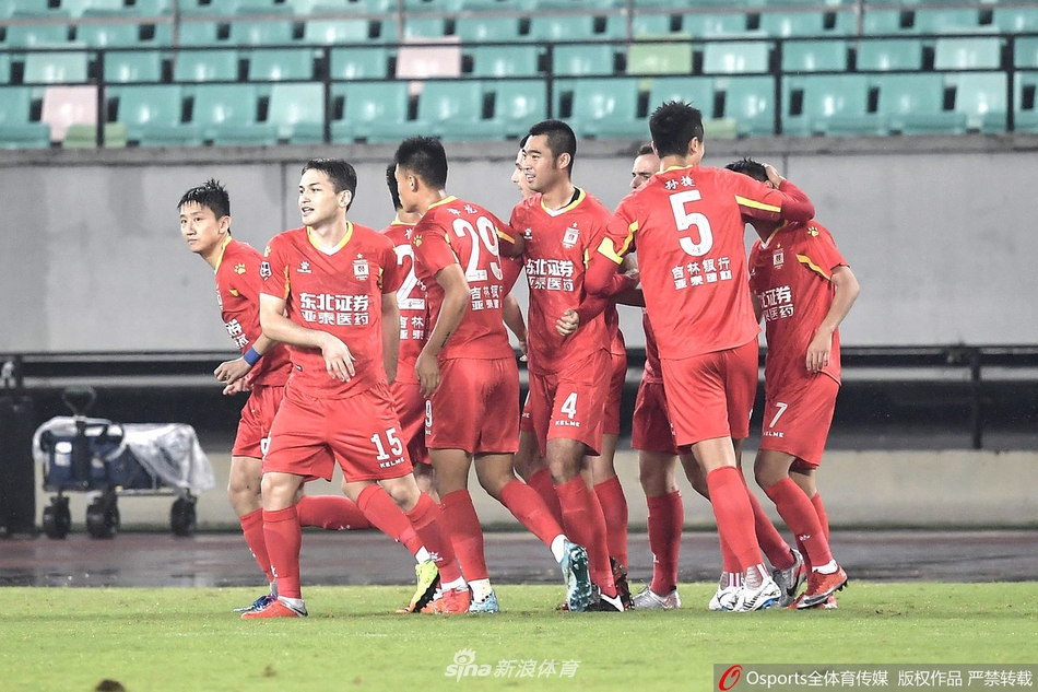 浙江绿城外援穆谢奎在比赛中高高跃起，以一记势大力沉的头槌攻门，对方门将奋力扑救却难以阻挡皮球入网，瞬间点燃全场激情。