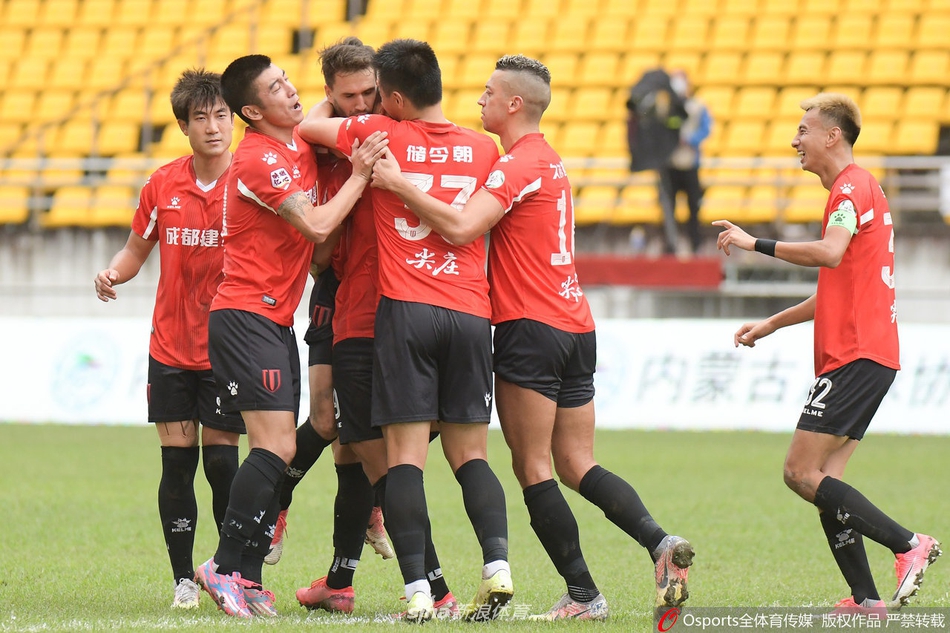 成都兴城队球员在主场球迷的助威声中，与呼和浩特队球员展开激烈拼抢，瞬间飞身铲断引爆全场激情。