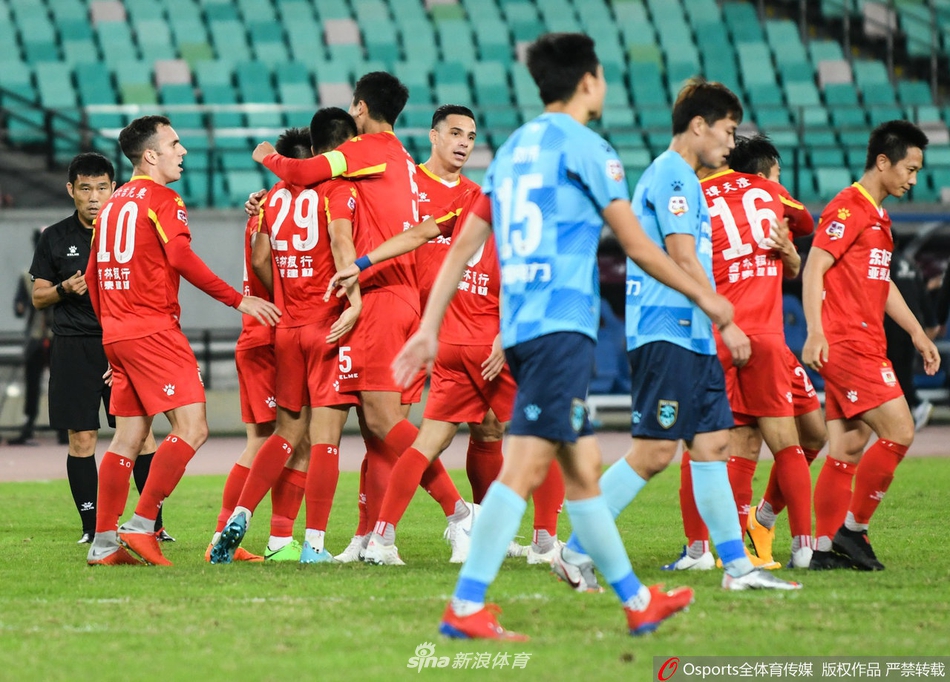 成都赛区比赛中，成都兴城队球员与对手在边路展开激烈拼抢，尘土飞扬间尽显中甲联赛的硬朗本色。