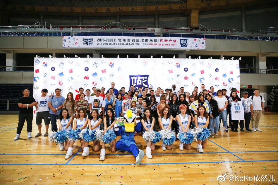 排练厅内，队员们正在练习队形变换。她们动作整齐划一，抬手的高度、踢腿的角度都如复制粘贴般精准，背景中的镜面映照出她们专注而坚毅的身影，充满力量之美。