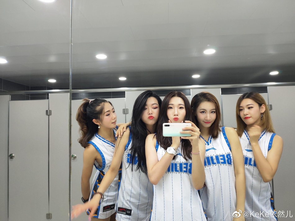 最后，全体队员集结拍摄新赛季定妆照。她们做出各自最具代表性的舞蹈动作，自信的笑容、挺拔的身姿，定格成一幅充满青春荷尔蒙的画卷，宣告着她们准备好了。