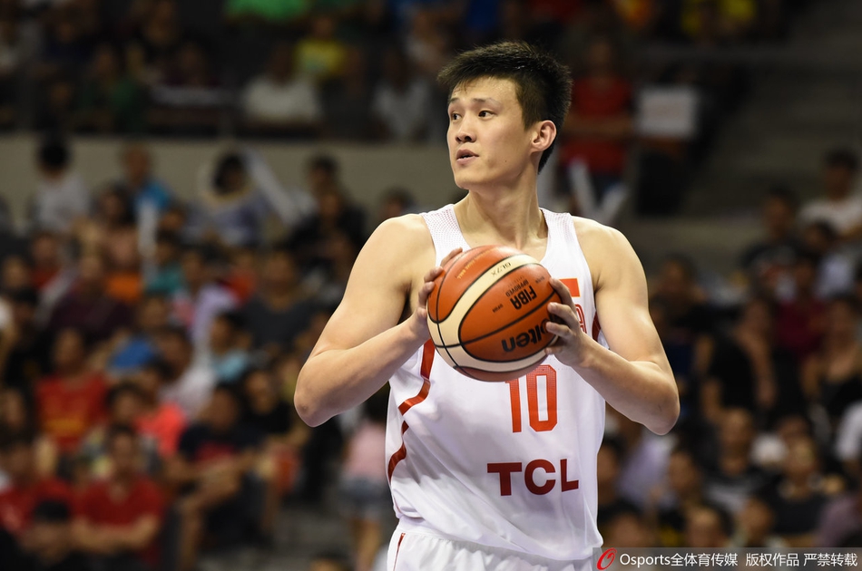 康复训练中的周鹏，尽管汗水浸湿了衣衫，他依然咬牙坚持进行着枯燥的力量恢复练习。阳光透过康复中心的窗户洒在他坚毅的侧脸上，预示着回归的脚步正在加快。